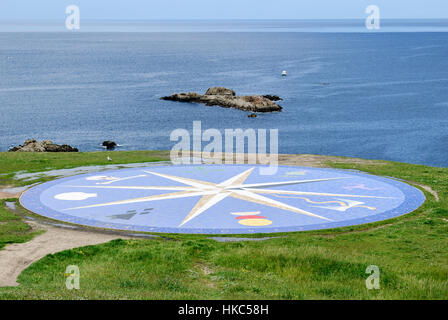 Kompass-Rose (La Rosa de Los Vientos) an der Herkulesturm in La Coruna, Spanien. Green grass im Frühjahr ruhig Atlantik Na eine Boot in der ba Stockfoto