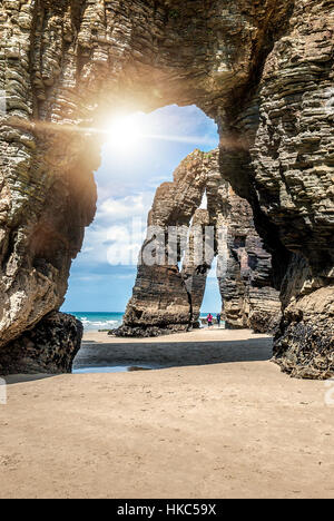 Natürlichen Felsen Bögen Kathedralen Strand (Playa de Las Catedrales) Spanien Atlantik. Berühmten Strand in Nordspanien. Natürlichen Felsbogen auf Kathedralen b Stockfoto