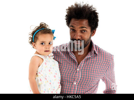 Afroamerikanischen Vater und Mulatten Tochter zusammen isoliert auf weißem Hintergrund. Glücklich alleinerziehend. Mann trägt Afro-Haar-Stil und eine Farbe sh Stockfoto