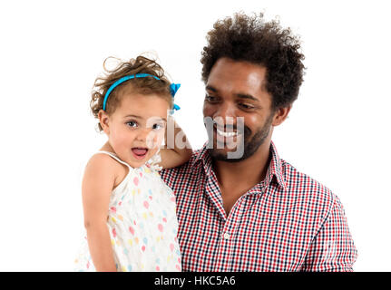 Afroamerikanischen Vater und Mulatten Tochter zusammen isoliert auf weißem Hintergrund. Glücklich alleinerziehend. Mann trägt Afro-Haar-Stil und eine Farbe sh Stockfoto