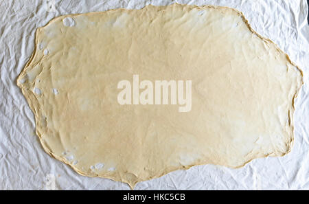 Hausgemachte Phyllo oder Strudel Teig auf einem Tuch Homeboard, Apfelstrudel, Baklava, Burek, Kuchen oder andere Art von traditionellem Gebäck bereit. Stockfoto