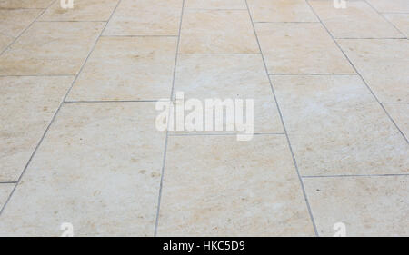 Schmutzige Terrasse Fliesen. Bild von außen Bodenbelag mit grau Beige Pflaster Platten. Stockfoto