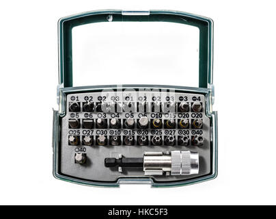 Verschiedenen Security Schraubendreher Bohrköpfe und Zubehör in einer Box. Satz von Metall Schrauberbits set über weißem isoliert Hintergrund, verschiedene fores Stockfoto
