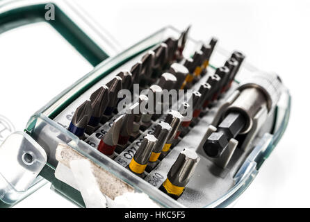 Verschiedenen Security Schraubendreher Bohrköpfe und Zubehör in einer Box. Satz von Metall Schrauberbits set über weißem isoliert Hintergrund, verschiedene fores Stockfoto