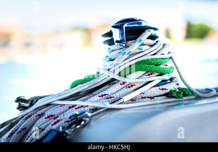 Segelboot Yacht Seilwinde mit mehreren verschlungenen Seile. Viele marine Seile sind um eine Seilwinde von einem festgemachten Segelboot in Kroatien verstrickt. Stockfoto