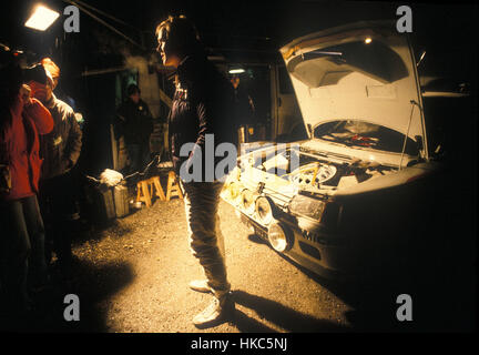 1985-Rallye Monte Carlo. Peugeot 205 Turbo 16 angetrieben von Ari Vatanen. TV-Interview bei Service-Halt. Stockfoto