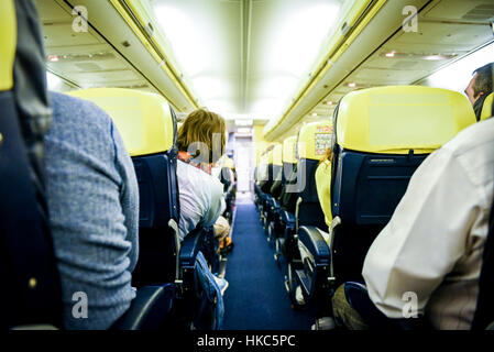 Menschen sitzen in Flugzeugen. Reihen von sitzt auf einem Passagierjet Flugzeug Airlines. Stockfoto