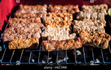 Grillen von Fleisch auf Grill mit Kohle. Cevapcici, Kebab, Landwurst auf Holzkohle Grill BBQ im außen Kamin. Stockfoto