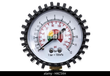Industrielle Manometer Manometer isoliert auf einem weißen Hintergrund. Luft Kompressor Pistole Manometer mit schwarze Nadel und Farbe Skala für Psi oder Bar. Stockfoto
