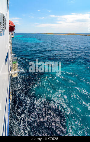 Steuerbordseite einer Fähre an der Adria. Zuge von einem riesigen Schiff Kreuzfahrt durch das blaue Meer und klarem Himmel. Stockfoto