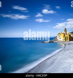 Camogli alte Kirche auf Meer und Strand. Ligurien, Italien. Langzeitbelichtung. Stockfoto