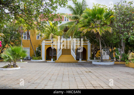 Alten gelben Putz Regierungsgebäude in Bonaire Stockfoto