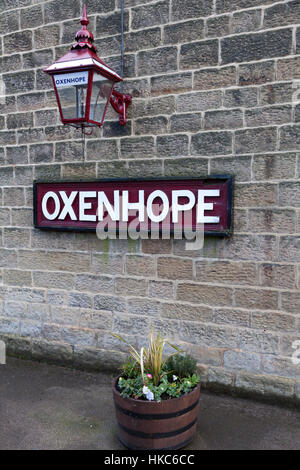 Bahnhof Leistungsschild und Laterne, Oxenhope, West Yorkshire Stockfoto