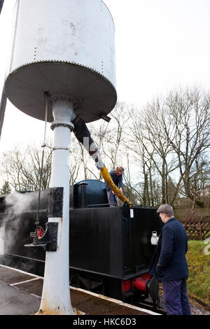 Dampf-Lokomotive 90733 unter Wasser, Oxenhope, West Yorkshire, Großbritannien Stockfoto