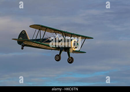 Flugzeug fliegen auf der Luftfahrtmesse während der Dämmerung Stockfoto