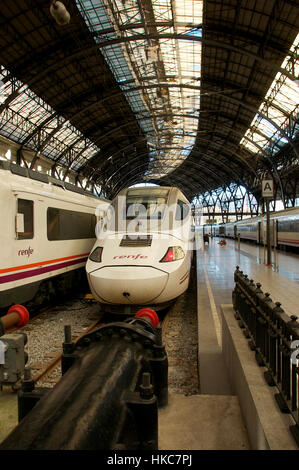 Bahnhof Barcelona Sants Raiway mit einem Zug an den Puffer Haltestellen, Provinz Katalonien, Spanien Stockfoto