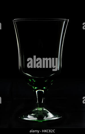 Silhouette von Glas auf einem schwarzen Hintergrund Stockfoto