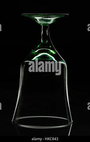 Silhouette von Glas auf einem schwarzen Hintergrund auf dem Kopf stehend Stockfoto