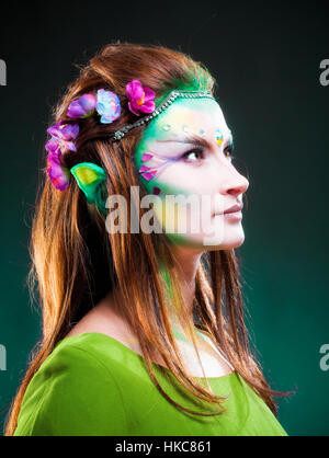 Portrait über eine wunderschöne Elfe mit langen Haaren. Stockfoto