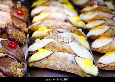 Cannoli-Serie mit weißen süßen Ricotta gefüllt. Typisch sizilianische süß, aber berühmt und in Italien und weltweit verbreitet. Stockfoto
