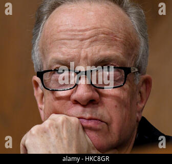 Washington, DC, USA, 18. Januar 2017 Senator Jerry Moran Republikaner aus Kansas sinniert die Infragestellung der Oklahoma Attorney General E. Scott Pruitt während seiner Anhörung der Environmental Protection Agency nach dem Trump Verwaltung Kredit Kopf: Mark Reinstein Stockfoto