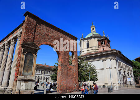 Italien, Mailand, Basilika von San Lorenzo und Bestandteil der korinthischen Marmorsäulen, Chiesa di San Lorenzo Maggiore in der Altstadt Stockfoto