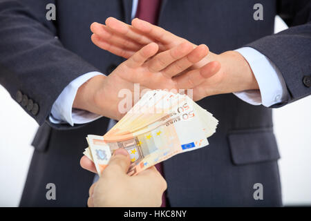 Mann im Anzug Geld zu leugnen Stockfoto
