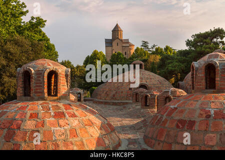 Kuppeln eines georgischen Thermalbad und Metekhi Kirche in Tiflis, Georgien Stockfoto