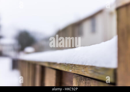 Starker Schneefall gestapelt auf Zaun Geländer im Hinterhof Stockfoto