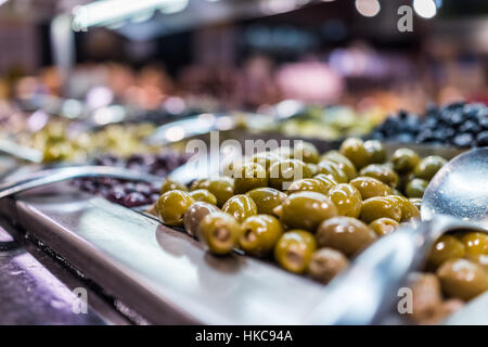 Grüne Oliven gefüllt mit Knoblauch in bar Makro Nahaufnahme zeigt detail Stockfoto