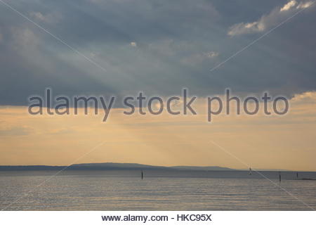 Wasserburg in der Nähe von Lindau als das Licht blendet über dem Bodensee Stockfoto