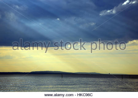 Wasserburg in der Nähe von Lindau als das Licht blendet über dem Bodensee Stockfoto