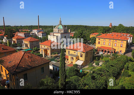 Italien, Blick auf die Arbeiter Dorf Crespi d ' Adda, Kirche und Teil der ehemaligen Textilfabrik, Industriedenkmal, UNESCO Stockfoto