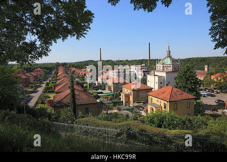 Italien, Blick auf die Arbeiter Dorf Crespi d ' Adda, Kirche und Teil der ehemaligen Textilfabrik, Industriedenkmal, UNESCO Stockfoto