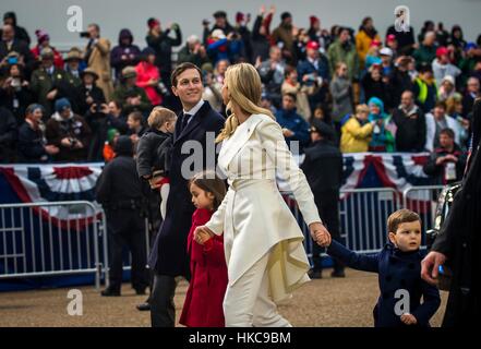 Tochter Ivanka Trump mit Jared Kushner Ehemann und ihre Kinder gehen auf Pennsylvania Avenue während der 58. Presidential Inaugural Parade nach der Eröffnung der Präsident Donald Trump 20. Januar 2017 in Washington, DC. Stockfoto
