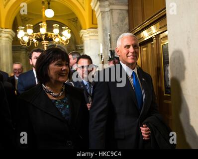 US-Vize Präsident elect Mike Pence und Frau Karen Pence kommen auf dem US-Kapitol für die 58. Presidential Inauguration 20. Januar 2017 in Washington, DC. Stockfoto