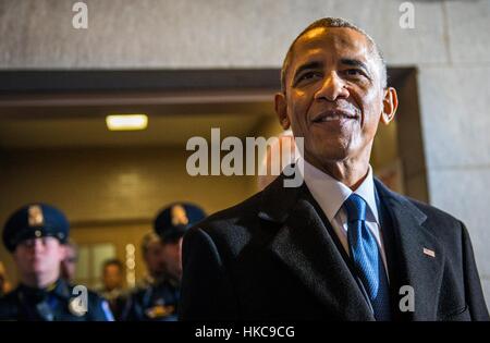 US-Präsident Barack Obama wartet darauf, zum letzten Mal als Präsident bei der 58. Presidential Inauguration 20. Januar 2017 in Washington, D.C. bekannt gegeben. Stockfoto
