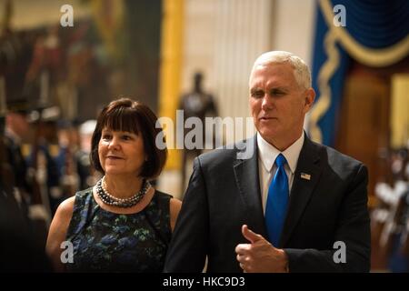 US-Vizepräsident Mike Pence und zweite Frau Karen Pence zu Fuß das erste Mittagessen während der 58. Presidential Inauguration 20. Januar 2017 in Washington, DC. Stockfoto