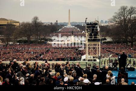 Eine Menschenmenge versammelt sich vor dem Washington Monument während der 58. Presidential Inauguration von Donald Trump 20. Januar 2017 in Washington, DC. Stockfoto