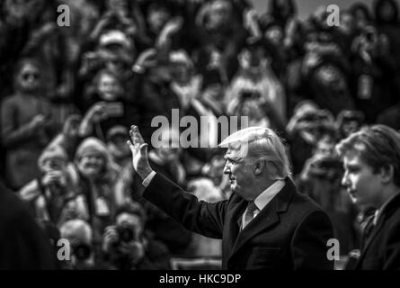 US-Präsident Donald Trump winkt der Menschenmenge während der 58. Presidential Inauguration 20. Januar 2017 in Washington, DC. Stockfoto