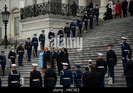 US-Präsident Donald Trump, First Lady Melania Trump, Vizepräsident Mike Pence, zweite Frau Karen Pence und U.S. Army Kommandierender General Bradley Becker sehen die Truppen 20. Januar 2017 in Washington, DC während der 58. Presidential Inauguration Revue passieren. Stockfoto