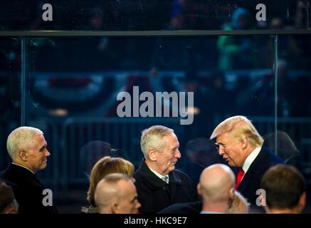 US-Präsident Donald Trump spricht mit Verteidigungsminister James Mattis im Weißen Haus Überprüfung Stand während der 58. Presidential Inauguration 20. Januar 2017 in Washington, DC. Stockfoto
