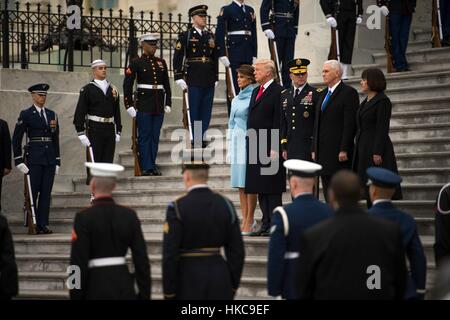 US-Präsident Donald Trump, First Lady Melania Trump, Vizepräsident Mike Pence, zweite Frau Karen Pence und U.S. Army Kommandierender General Bradley Becker sehen die Truppen 20. Januar 2017 in Washington, DC während der 58. Presidential Inauguration Revue passieren. Stockfoto