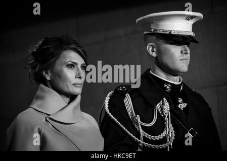 Soldat der US-Marine Escort First Lady Melania Trump in Richtung der U.S. Capitol-Plattform während der 58. Presidential Inauguration 20. Januar 2017 in Washington, DC. Stockfoto