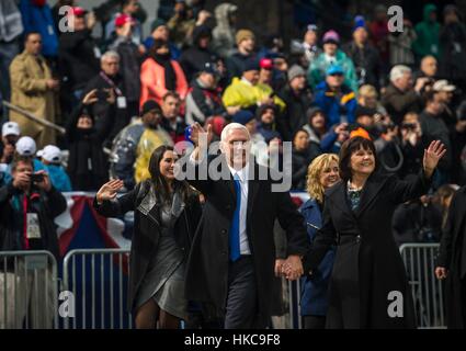 US-Vizepräsident Mike Pence, zweite Frau Karen Pence und ihre Familie Welle des Publikums während der 58. konstituierenden Parade nach der Eröffnung der Präsident Donald Trump 20. Januar 2017 in Washington, DC. Stockfoto