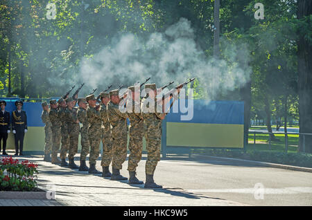 Dnepropetrovsk, Ukraine - 23. August 2015: Streitkräfte Gruß mit Gewehren während der Zeremonie der ukrainischen nationalen Flagge hissen Stockfoto