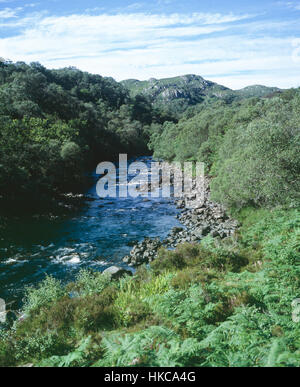 Der Fluss Kirkaig unter Fionn Loch unten Suilven in der Nähe von Lochinver Assynt Sutherland Schottland Stockfoto