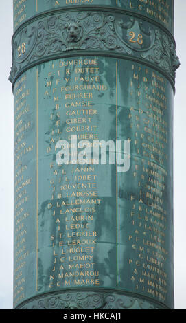 Liste der Gefallenen in der Juli-Revolution von 1830, die Inschrift auf der Juli-Spalte (Colonne de Juillet) in Place De La Bastille in Paris, Frankreich. Stockfoto
