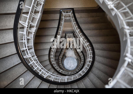 Haupttreppe im Haus an der schwarzen Madonna (Dům U Černé Matky Boží) in Staré Město (Altstadt) in Prag, Tschechien. Das Gebäude, entworfen von tschechischen modernistischen Architekten Josef Gočár im kubistischen Stil 1911 und 1912 gebaut wurde. Stockfoto