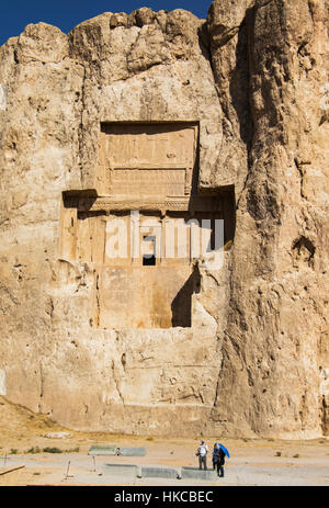 Grab von Darius II und Flachrelief abbildenden Bahram II auf dem Pferderücken Kampf gegen einen Gegner, Naqsh-e Rustam, Provinz Fars, Iran Stockfoto